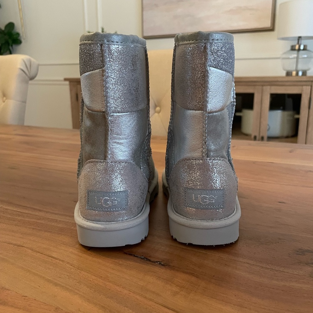 UGG
